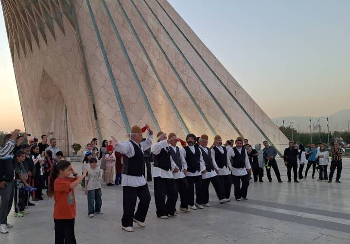 اجرای ویژه برنامه‌های هفته تهران در میدان آزادی