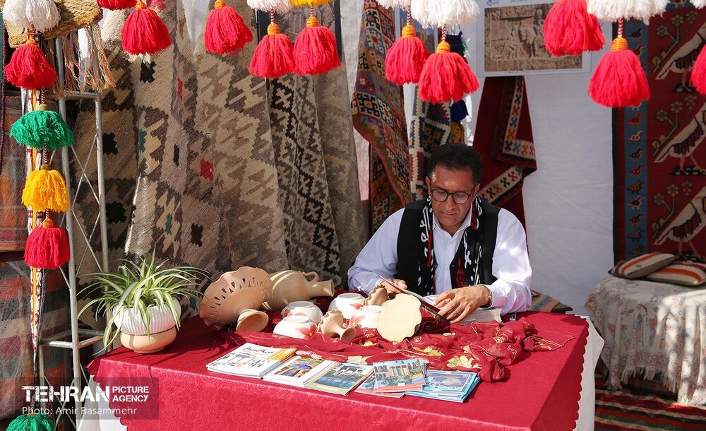 افتتاح جشنواره و نمایشگاه اقوام ایرانی در منطقه 5