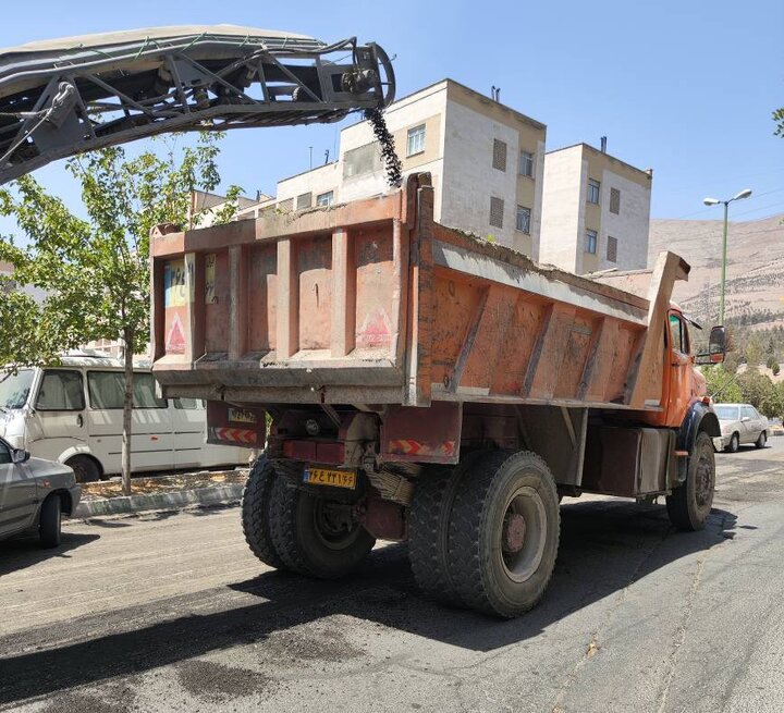 محله آبشار در مسیر نوسازی؛ اجرای طرح آسفالت‌ریزی با ۷۰۰ تن آغاز شد