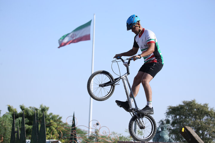 «آب و آتش» محل رقابت دوچرخه‌سواران شد