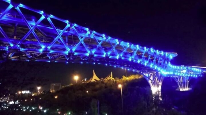 پل طبیعت به مناسبت روز جهانی غذا به رنگ آبی درمی‌آید