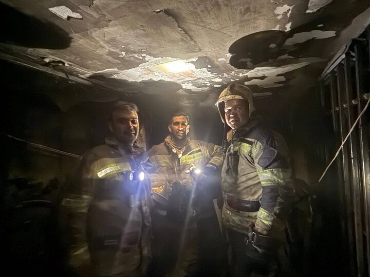 مهار آتش‌سوزی در ساختمان مجاور هتل در خیابان سعدی و نجات ۸۵ نفر