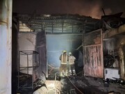 کارگاه مبل‌سازی در آزادگان طعمه حریق شد/ خسارات سنگین بدون تلفات