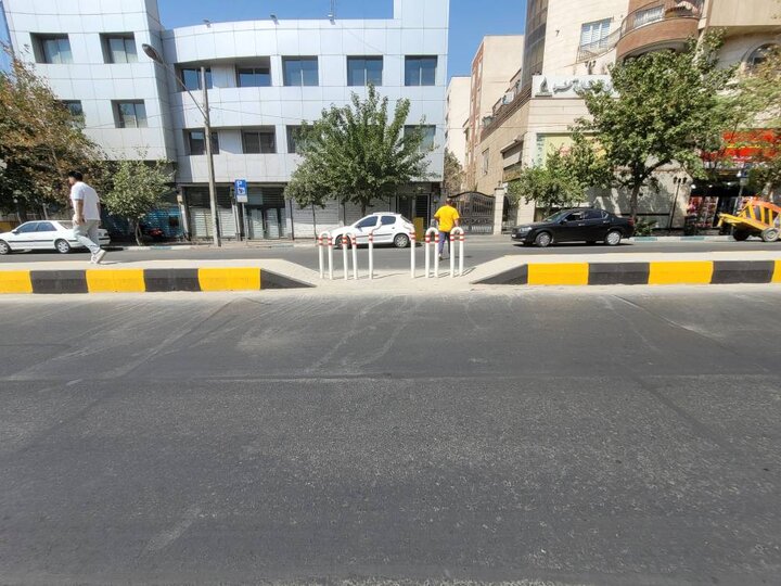 اجرای  ۱۱۰۰ متر رفیوژ خیابان سهروردی با هدف ارتقای ایمنی عابران و کاهش تصادفات