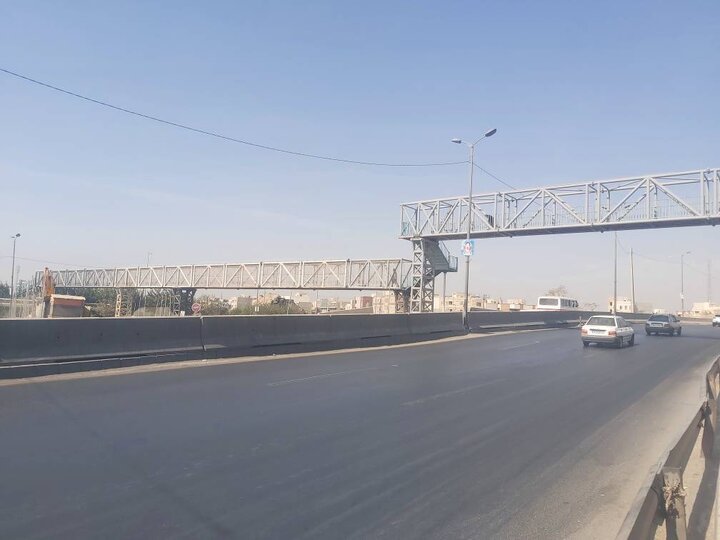 پل عابرپیاده ایستگاه معدن در منطقه ۲۰ بازطراحی شد/ ایمنی عابران و روان‌سازی تردد در اولویت شهرداری منطقه ۲۰