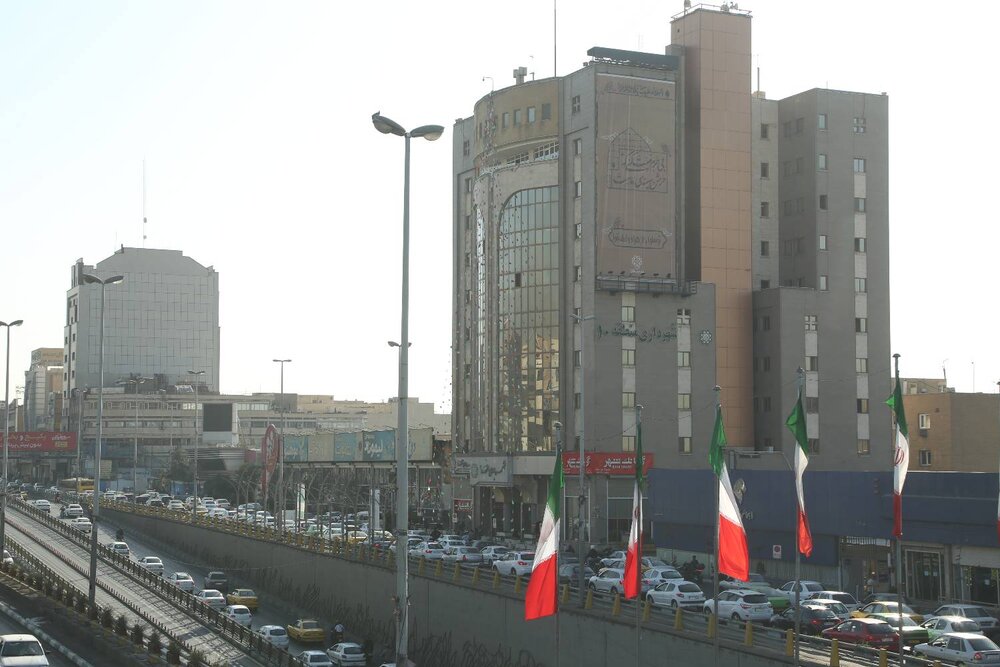 دیوارنگاره ساختمان مرکزی شهرداری منطقه ۱۰ به نقش«توسلوا باالزهراء و اطمئنوا» مزین شد