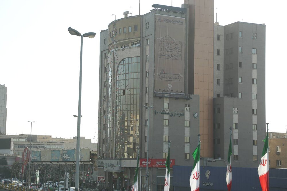 دیوارنگاره ساختمان مرکزی شهرداری منطقه ۱۰ به نقش«توسلوا باالزهراء و اطمئنوا» مزین شد