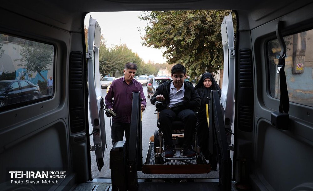 به وقت خدمت؛ سرویس خودرو رایگان دانش‌آموزان توان‌یاب