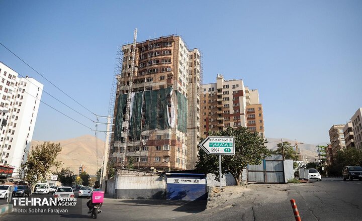 پایان مقاوم‌سازی واحدهای آسیب‌دیده از جنگ تا اردیبهشت ماه/  مقاوم‌سازی مجتمع ۴۸ واحدی «اساتید سرو» اسفند به پایان می‌رسد
