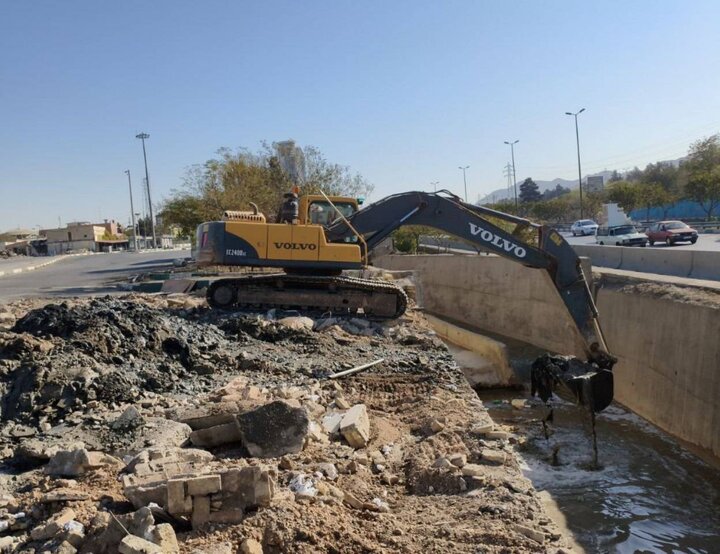 لایروبی مکانیزه ۵ هزار مترمربع از مسیل سرخه‌حصار در منطقه ۱۳