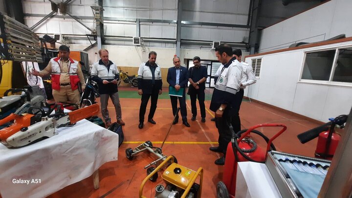 بازدید مدیرکل استان معین منطقه ۸ از نمایشگاه پدافند غیرعامل 