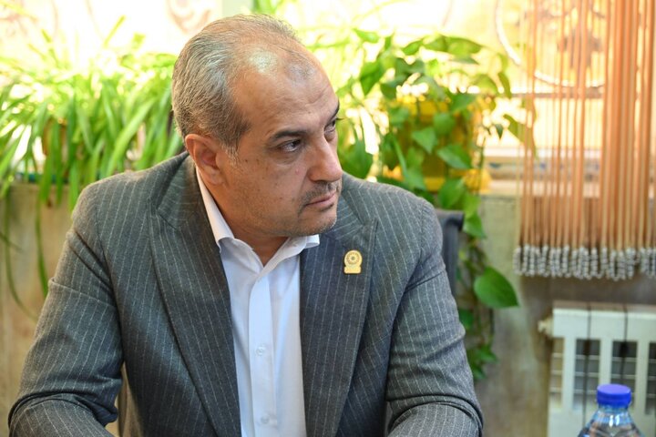 اهدای نشان پیام‌آوران مهربانی به شهردار منطقه یک تهران