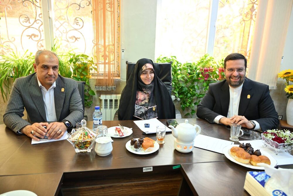 اهدای نشان پیامآوران مهربانی به شهردار منطقه یک تهران