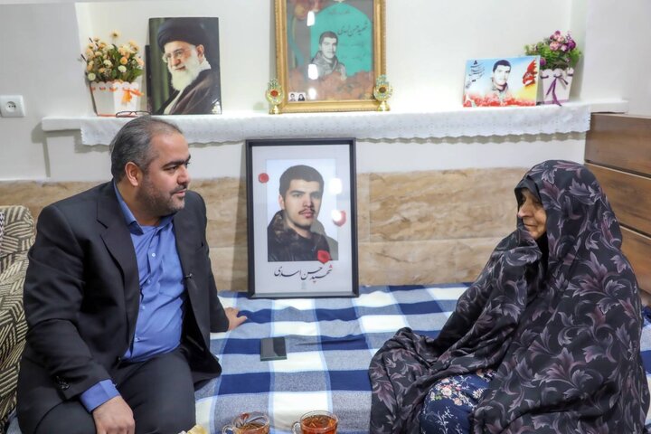 دیدار شهردار منطقه ۱۷ با خانواده شهید والامقام حسن اسدی