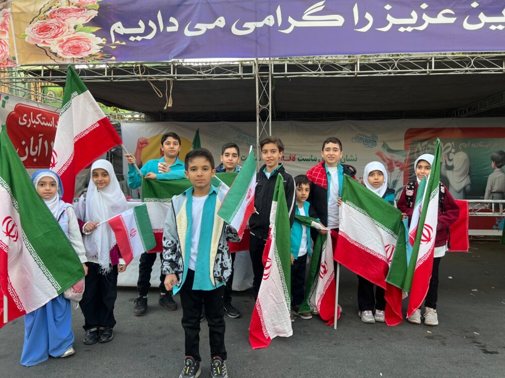 پردیس فرهنگی منطقه ۱۳ میزبان راهپیمایی ۱۳ آبان و روز دانشآموز شد