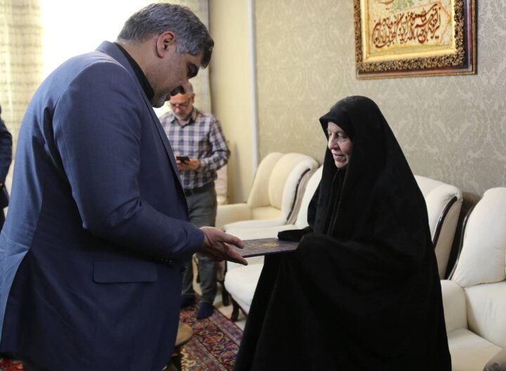 تجلیل از خانواده‌های شهدای دانش‌آموز در منطقه ۲۱