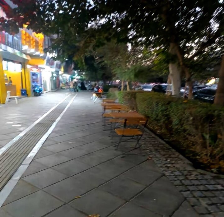 آغاز طرح ساماندهی معابر و جمع‌آوری میز و صندلی اصناف در منطقه ۸ 