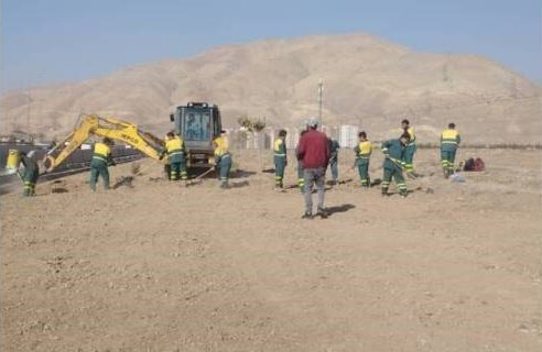 اجرای عملیات پاکسازی زمین‌های رها شده در حاشیه بزرگراه شهید خرازی