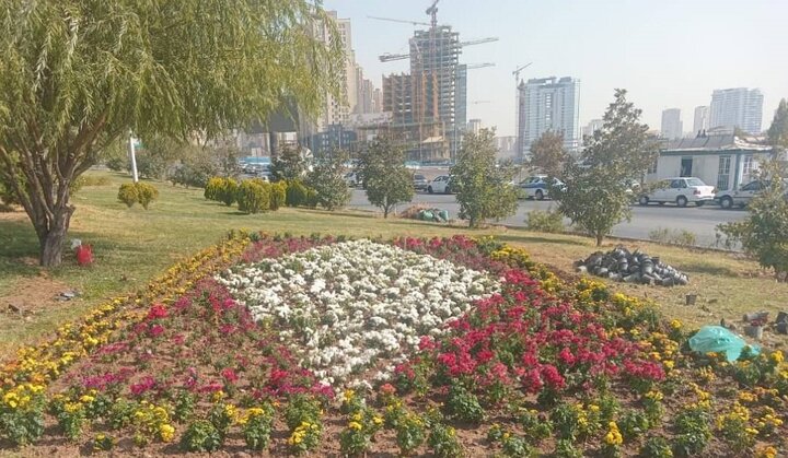 اجرای طرح گل‌فرش در میدان دریاچه شهدای خلیج فارس