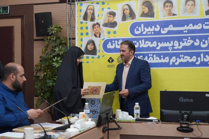 برگزاری نشست صمیمانه دبیران کانون نوجوانان دختر و پسر محلات ۲۱ گانه منطقه ۱۴