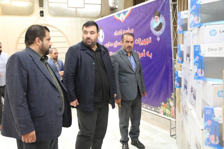 اهدای تجهیزات هوشمندسازی به مدارس منطقه ۱۹