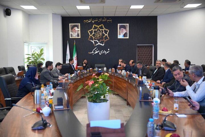 نشست ستادی امور مناطق سازمان زیباسازی تهران؛ بررسی تابلوهای غیرمجاز و ناهماهنگی‌های سیمای شهری در منطقه یک