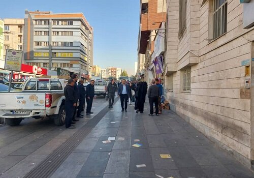 اجرای طرح ضربتی پاکسازی و رفع سد معبر خیابان ولیعصر منتهی به متروی صادقیه