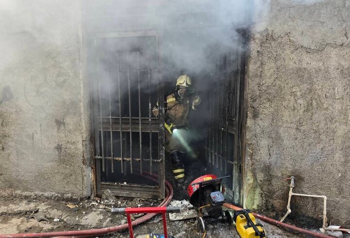 شعله‌های گسترده در کارگاه رنگرزی؛ اعزام سه ایستگاه آتش‌نشانی