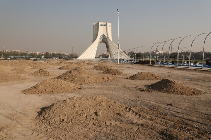 عملیات بازپیرایی چمن‌های میدان آزادی پس از ۱۵ سال آغاز شد