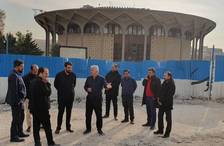 بازدید شهردار منطقه ۱۱ از روند بهسازی حاشیه معابر تئاتر شهر