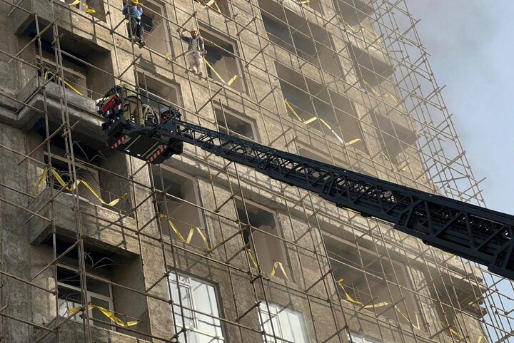 نفوذ تیم‌های آتش‌نشانی به کانون حریق و نجات بیش از ۳۰ نفر