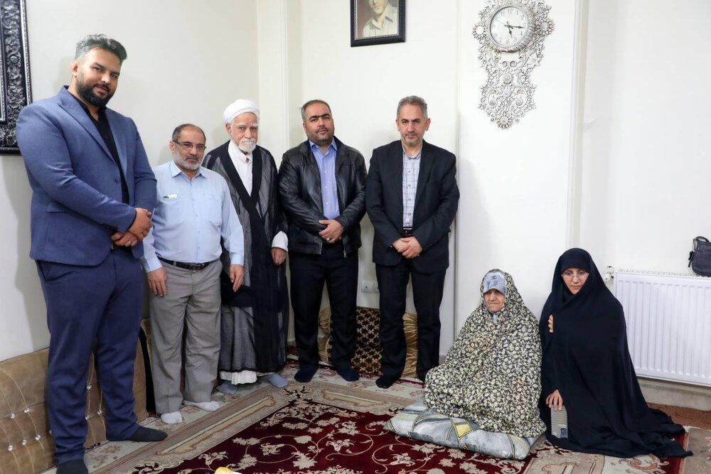 دیدار شهردار منطقه ۱۷ با خانواده شهید محرمعلی نجف زاده مقدم