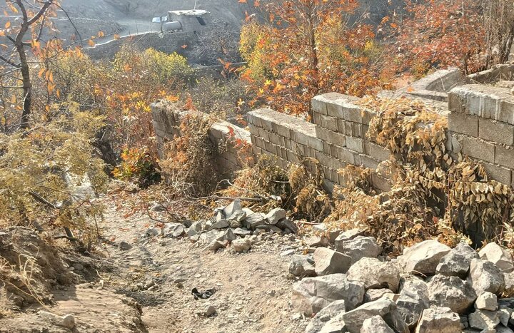 رفع خلاف از دیوارکشی و سقف غیرمجاز در کشار بالا در منطقه ۲۲