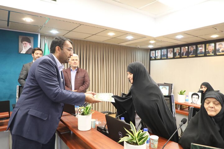 رنگ و بوی ایثار در منطقه ۹ با تجلیل از مادران و همسران شهید