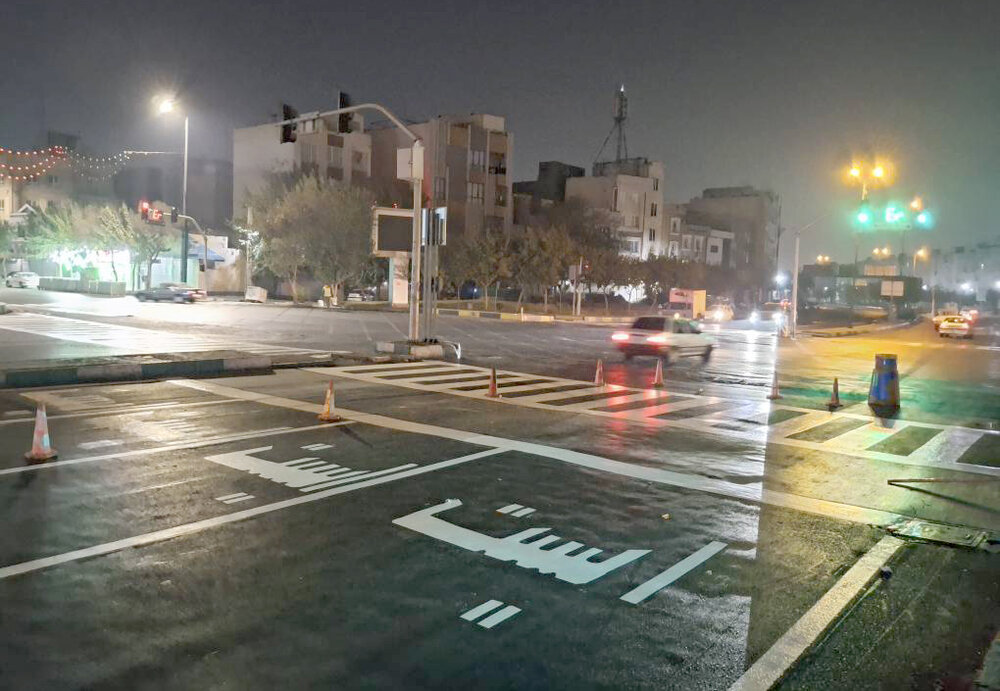 اجرای ۱۱۰۰ متر خط‌کشی و علائم ترافیکی جدید در تقاطع‌های پرتردد منطقه ۲۰