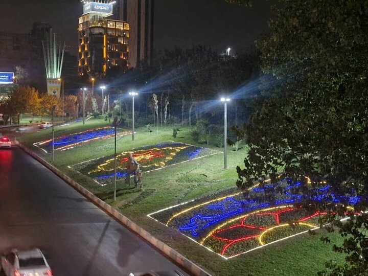 ‌ "فرش گل‌های نوری" جلوه‌ای نو در بزرگراه شهید مدرس ایجاد کرد