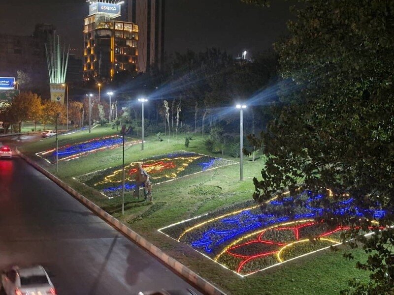 ‌ "فرش گل‌های نوری" جلوه‌ای نو در بزرگراه شهید مدرس ایجاد کرد