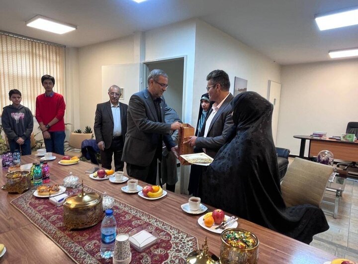 تجلیل از خانواده شهیده زهرا عبادی در ویژه‌برنامه «نگار آسمانی»