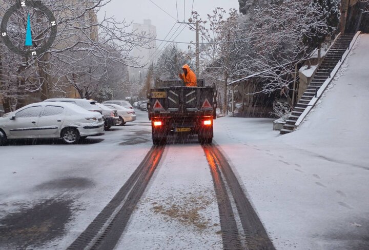 حضور نیروهای برفرویی منطقه یک از شب گذشته در معابر و بزرگراه های شمیران