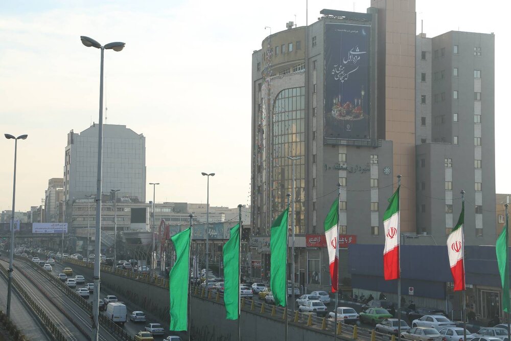 اکران دیوارنگاره شب یلدا بر نمای ساختمان ستادی شهرداری منطقه ۱۰