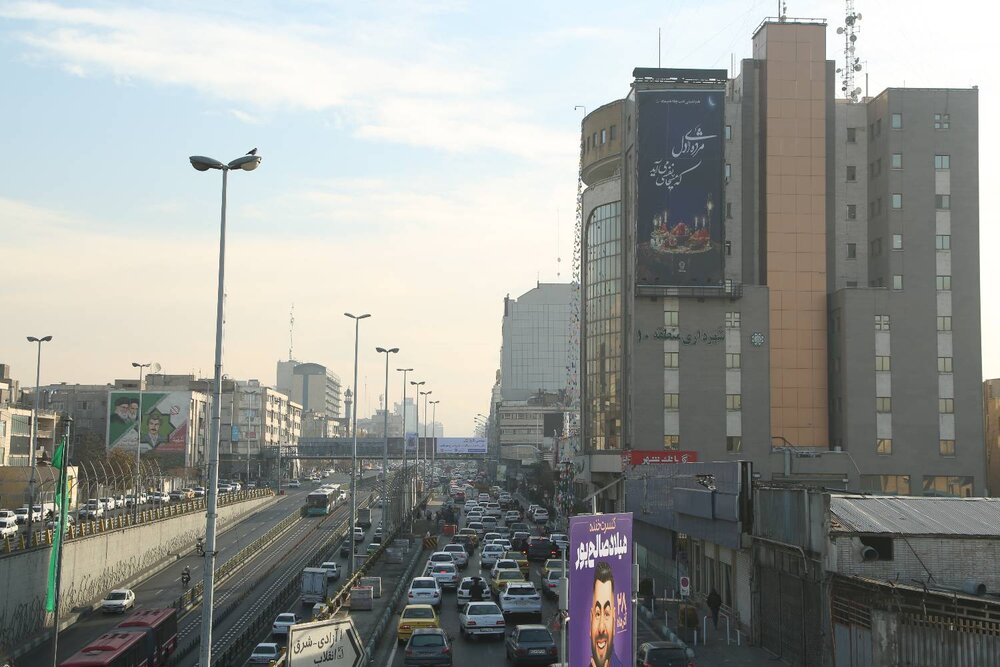 اکران دیوارنگاره شب یلدا بر نمای ساختمان ستادی شهرداری منطقه ۱۰