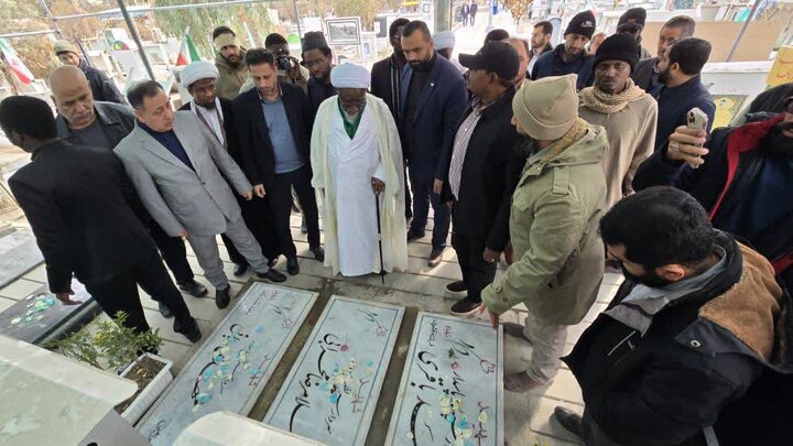 ادای احترام شیخ زکزاکی به مقام شامخ شهدای مقاومت ملی در بهشت زهرا(س)