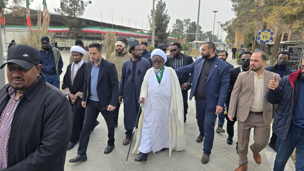 ادای احترام شیخ زکزاکی به مقام شامخ شهدای مقاومت ملی در بهشت زهرا(س)