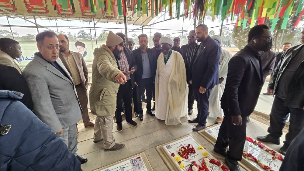 ادای احترام شیخ زکزاکی به مقام شامخ شهدای مقاومت ملی در بهشت زهرا(س)