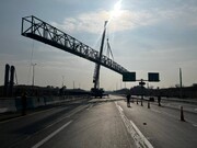 نصب عرشه میانی پل عابر پیاده بزرگراه آیت‌الله مهدی کنی