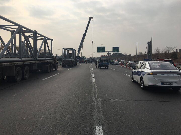 نصب عرشه میانی پل عابر پیاده بزرگراه آیت‌الله مهدی کنی