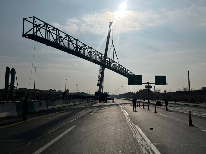 نصب عرشه میانی پل عابر پیاده بزرگراه آیت‌الله مهدی کنی