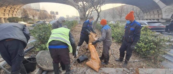 اجرای عملیات لایروبی مسیر زهکش بزرگراه رسالت در منطقه ۶