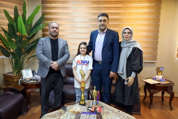 دیدار شهردار منطقه ۱۷ با نیکا نعمتی، قهرمان چرتکه و نخبه علمی