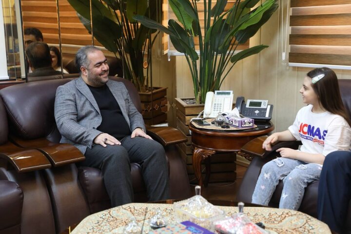 دیدار شهردار منطقه ۱۷ با نیکا نعمتی، قهرمان چرتکه و نخبه علمی